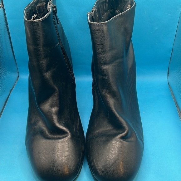 Joe fresh women’s faux leather ankle heel black zippered boots - size 9 - Picture 2 of 7